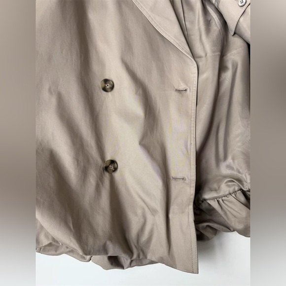 Helsa Short Bubble Hem Trench in Stone S - Picture 10 of 13